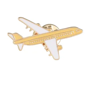 Broche d'avion classique en émail jaune et blanc avec finition dorée et fermoir papillon