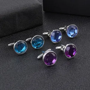 Dettaglio macro di gemelli in cristallo sfaccettato blu e viola su sfondo nero