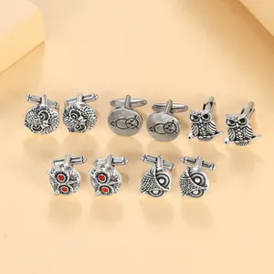 Dettaglio di cinque paia di gemelli a forma di gufo in argento antico vintage