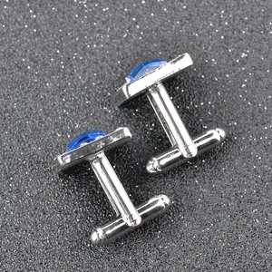 Détails de boutons de manchette carrés argentés ornés de pierres de zircon bleu