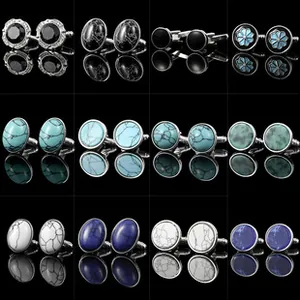 Dettaglio di dodici paia di gemelli di lusso con texture marmoree e basi in argento