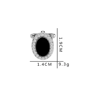 Détail macro du bouton de manchette ovale argenté avec pierre noire et cristaux brillants