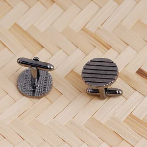 Boutons de manchette ronds rayés pour hommes en métal gris sur fond tressé naturel