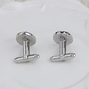 Boutons de manchette ronds argentés avec surface texturée pour chemises d'hommes