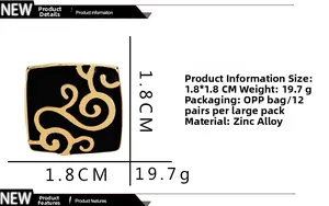 Détail de boutons de manchette carrés à motif doré avec dimensions de 1,8x1,8 cm