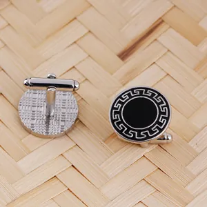 Boutons de manchette ronds argentés avec incrustation noire et motif grec antique