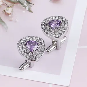 Silberne Herz-Manschettenknöpfe mit lila Zirkon und Diamantrand auf sanftem Grund