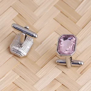 Details von silbernen Manschettenknöpfen mit rosa Kristall und Knebelverschluss
