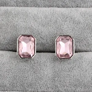 Elegante silberne Manschettenknöpfe mit rechteckigen rosa Kristallsteinen in einer Box