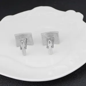 Detailansicht der silbernen Manschettenknöpfe mit Bullet-Back-Verschlussmechanismus