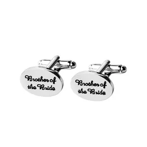 Détail macro de boutons de manchette argentés avec texte Brother of the Bride poli