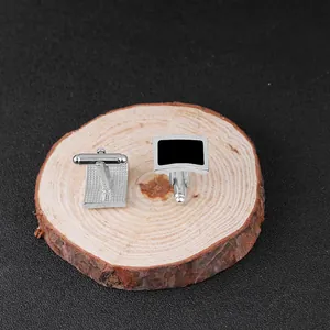 Detailaufnahme quadratischer Herren-Manschettenknöpfe aus Silber mit schwarzer Emaille