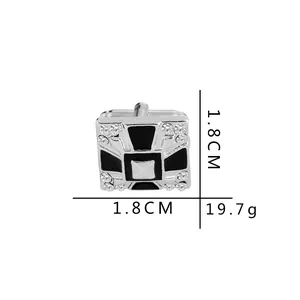 Quadratische Manschettenknöpfe mit schwarzem Email-Kreuz und weißen Kristallen, 1,8cm