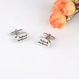 Boutons de manchette argentés avec gravure Father of the Groom sur fond blanc