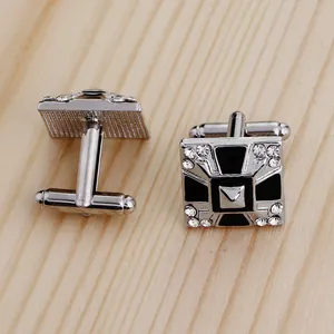 Details quadratischer silberner Manschettenknöpfe mit Emaille und Kristalleinlage