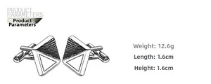 Detail van zilveren manchetknopen met piramidestructuur en afmetingen van 1,6cm