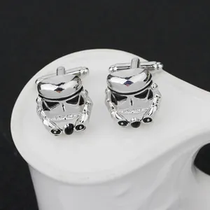 Detailaufnahme von Star Wars Sturmtruppler Helm Manschettenknöpfen in Silber-Optik