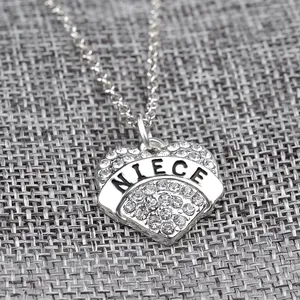Dettaglio macro del ciondolo a cuore argento con incisione Niece e cristalli lucidi