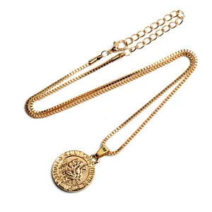 Dettaglio della collana medaglia San Cristoforo dorata con catena box e moschettone