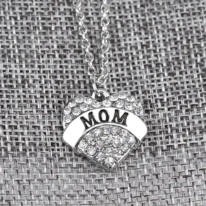 Vista macro di una collana con ciondolo a cuore argento con incisione MOM