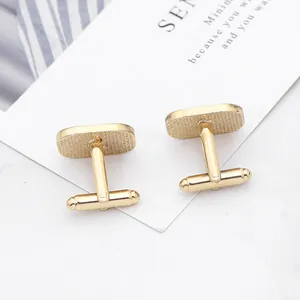 Gemelos clásicos dorados para hombre con textura de malla y diseño de rayas vintage en tarjeta