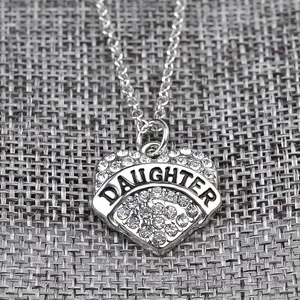 Vista macro del ciondolo a cuore argento con incisione DAUGHTER e strass scintillanti