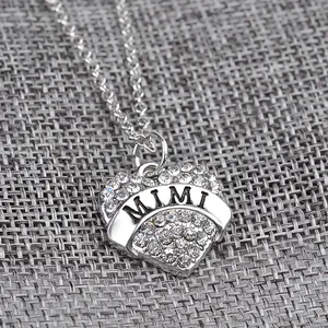 Dettaglio della collana con ciondolo a cuore in cristallo e incisione MIMI personalizzata