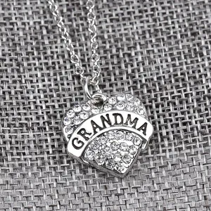 Dettaglio del ciondolo a cuore argento con incisione GRANDMA e strass luccicanti