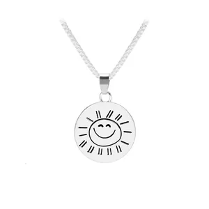 Minimalistische zilveren ketting met lachende zon hanger en gegraveerde tekst op de schijf