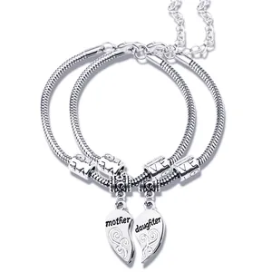 Set di bracciali madre e figlia con ciondolo a cuore e perle con scritta LOVE
