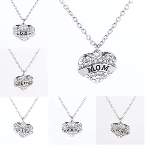 Collana con Ciondolo a Cuore in Lega di Strass Colore Argento Lettera Incisa Mom Sister Daughter Gioielli Famiglia Regalo Donna
