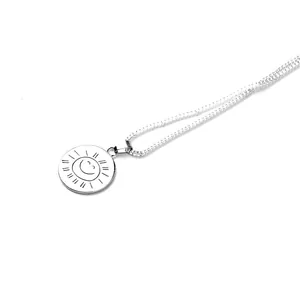Macro-opname van zilveren halsketting met ronde zon smiley hanger en fijne schakelketting