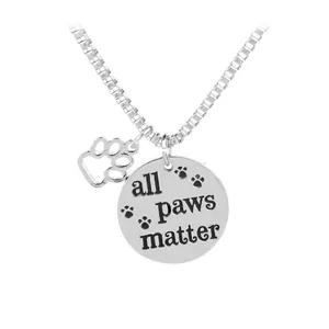 Collana d'argento 'All Paws Matter' con ciondolo a zampa traforata, finitura lucida