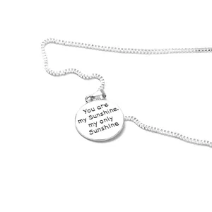 Zilveren ketting met ronde hanger gegraveerd met de tekst 'You are my Sunshine'