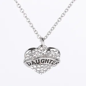 Collana con ciondolo a cuore in argento con strass e incisione Daughter su sfondo bianco