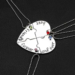 Detail der vierteiligen Herz-Puzzle Freundschaftsketten mit bunten Strasssteinen