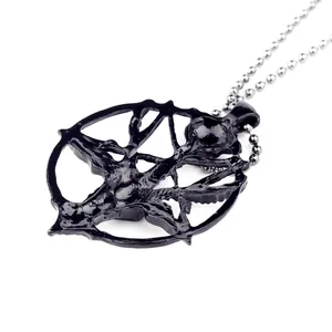 Colgante gótico vintage calavera dios Pan con círculo negro y collar de bolas de plata