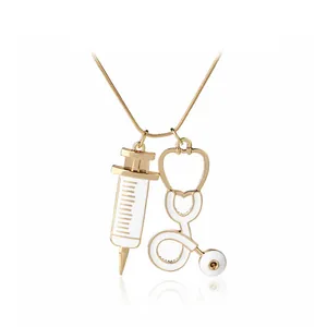 Collier stéthoscope et seringue doré avec émail blanc sur fond blanc épuré
