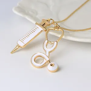 Collier Pendentif Stéthoscope et Seringue Thème Médical Alliage Plaqué Or Émail Bijoux Professionnels pour Docteur Infirmière Cadeau Femme