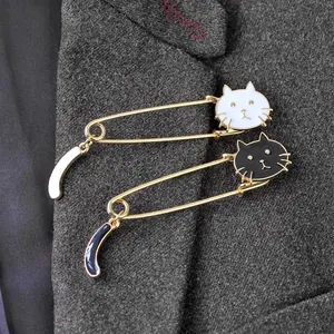 Cute Japanese Cartoon Cat Enamel Brooch Gold Plated Alloy Drip Oil Moving Tail Jewelry Gift For Women Clothes Bag Decoration