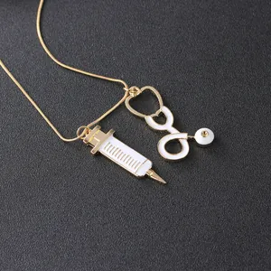 Collier médical doré avec pendentifs stéthoscope et seringue en émail blanc pur
