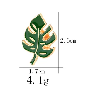 Détail du pin's monstera en émail avec bord doré, taille 2,6cm par 1,7cm et poids 4,1g