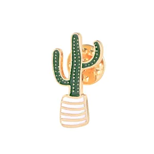 Broche en émail cactus vert dans un pot blanc avec détails dorés pour vêtements