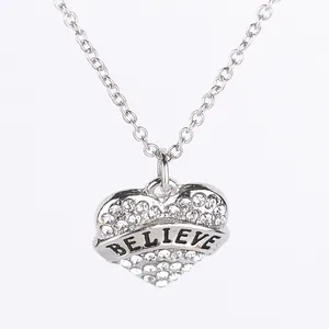 Collana a cuore argentata con cristalli scintillanti e incisione Believe sul ciondolo