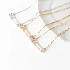 Détails des pendentifs épingle de sûreté créatifs sertis de strass en trois couleurs