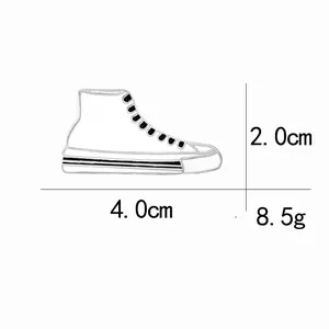 Broche en émail basket montante blanche mesurant 4,0cm x 2,0cm pour le sport