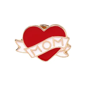 Rote Herz-Emaille-Brosche mit goldenem MOM-Schriftzug als Geschenk zum Muttertag