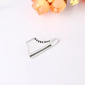 Broche en émail baskets montantes blanches minimalistes avec détails noirs