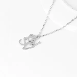 Detailopname van zilveren hartvormige hanger met hol hondenpootontwerp voor dames