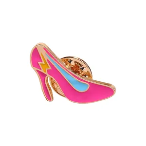 Detail der Emaille-Brosche in High-Heel-Form mit pinker Farbe und goldener Anstecknadel